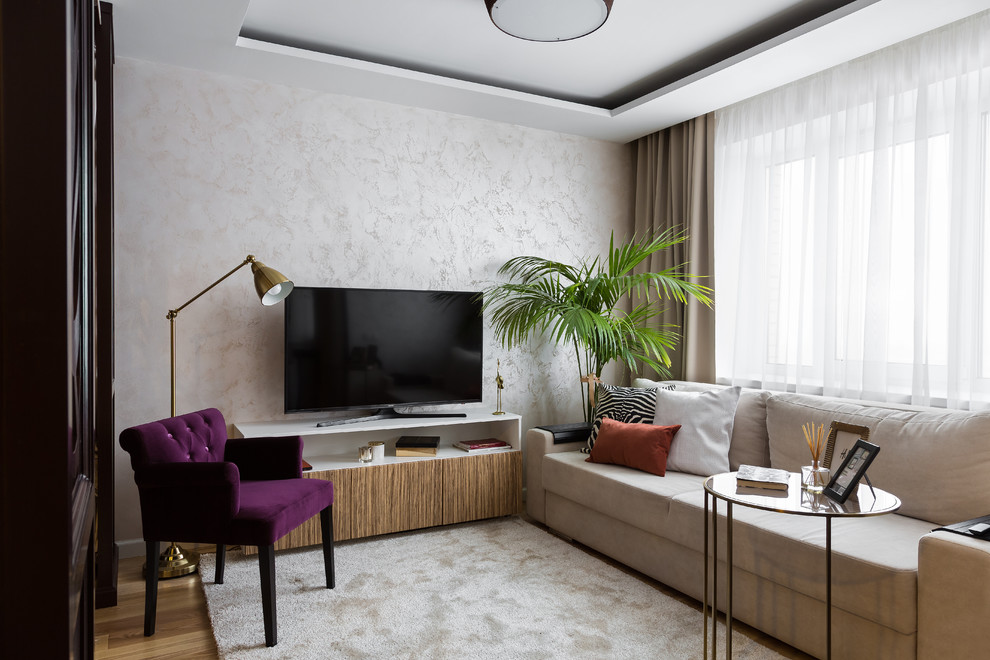 Idee per un soggiorno minimal con pavimento in legno massello medio, TV autoportante e nessun camino