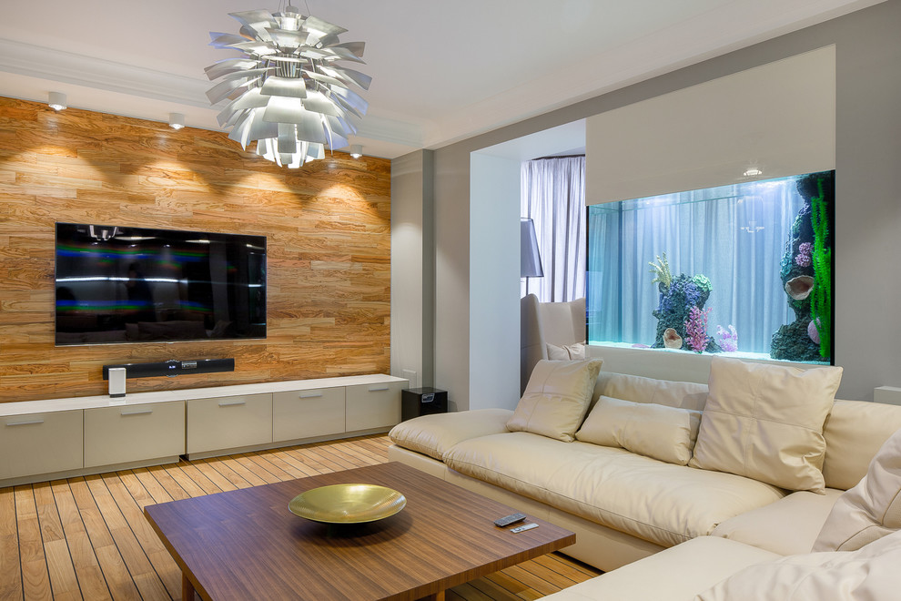 На фото: открытая гостиная комната в современном стиле с светлым паркетным полом, телевизором на стене и разноцветными стенами с