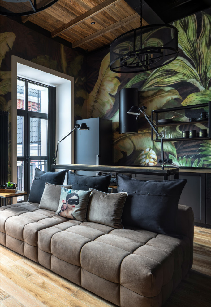 Ejemplo de salón tipo loft industrial pequeño con paredes multicolor, suelo de madera clara, televisor colgado en la pared y suelo beige