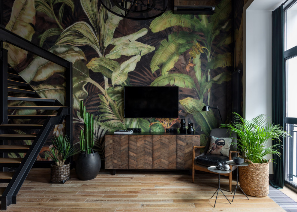 Idee per un piccolo soggiorno industriale stile loft con pareti multicolore, parquet chiaro, TV a parete e pavimento beige