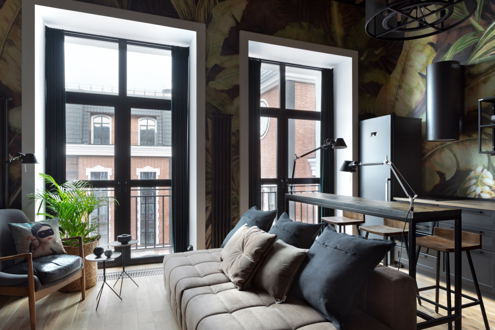 Ispirazione per un piccolo soggiorno industriale stile loft con pareti multicolore, parquet chiaro, TV a parete e pavimento beige