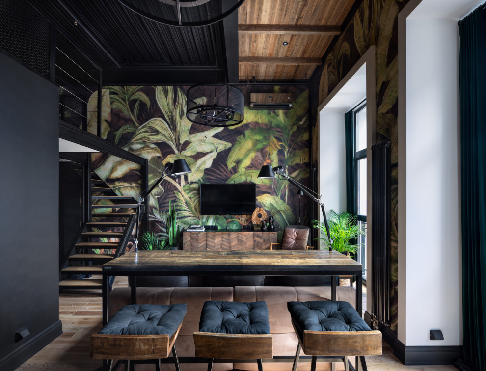 Ispirazione per un piccolo soggiorno industriale stile loft con pareti multicolore, parquet chiaro, TV a parete e pavimento beige