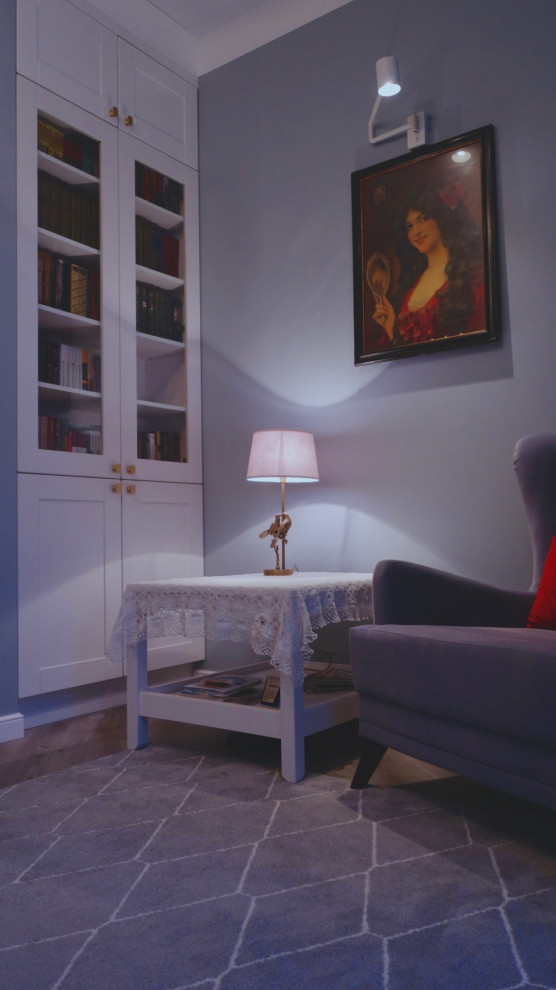 Esempio di un piccolo soggiorno tradizionale con libreria, pareti blu, pavimento in vinile e pavimento grigio