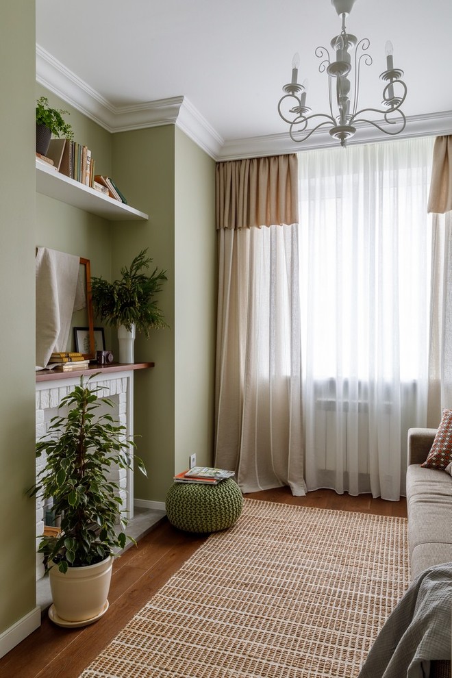 Источник вдохновения для домашнего уюта: гостиная комната в современном стиле с зелеными стенами и коричневым полом