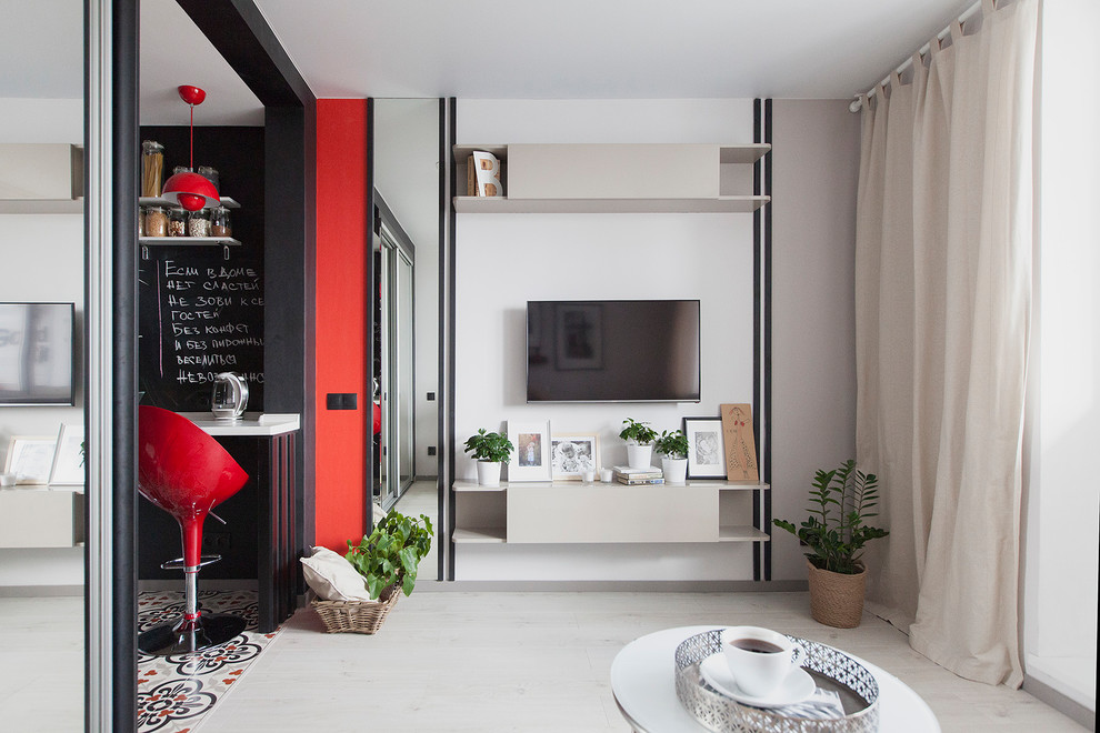 Стильный дизайн: маленькая открытая, объединенная гостиная комната в современном стиле с паркетным полом среднего тона, телевизором на стене, белыми стенами и бежевым полом для на участке и в саду - последний тренд