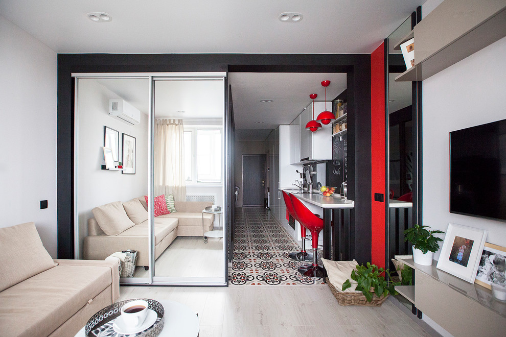 Kleines, Offenes Modernes Wohnzimmer mit braunem Holzboden, TV-Wand, weißer Wandfarbe und beigem Boden in Moskau