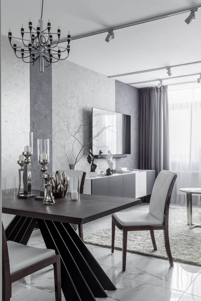 Cette image montre un grand salon design avec un mur gris, un sol en marbre, un téléviseur fixé au mur, un sol blanc, un plafond décaissé et du papier peint.
