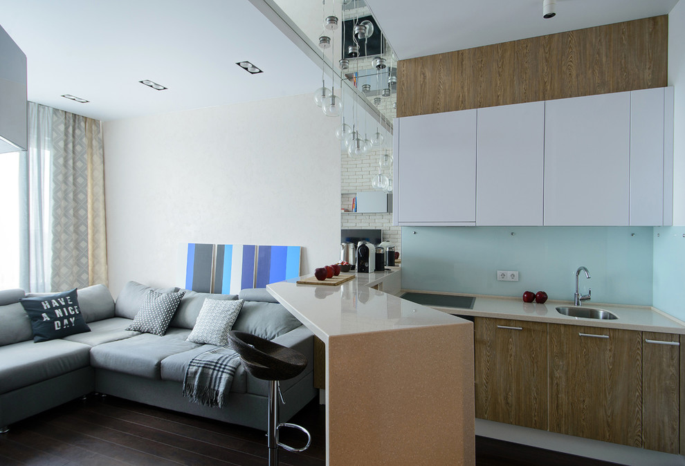 Идея дизайна: маленькая открытая, объединенная гостиная комната в современном стиле с белыми стенами, полом из ламината, телевизором на стене и коричневым полом для на участке и в саду