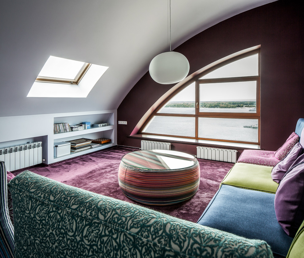 Идея дизайна: изолированная гостиная комната в современном стиле с разноцветными стенами и ковровым покрытием