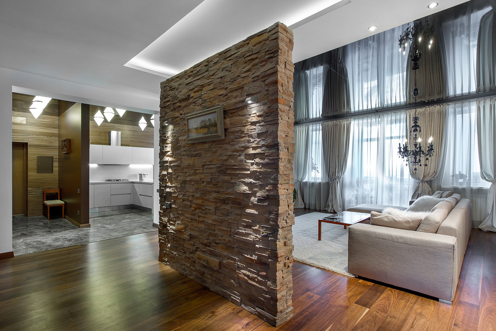 Immagine di un soggiorno contemporaneo aperto con pavimento in legno massello medio