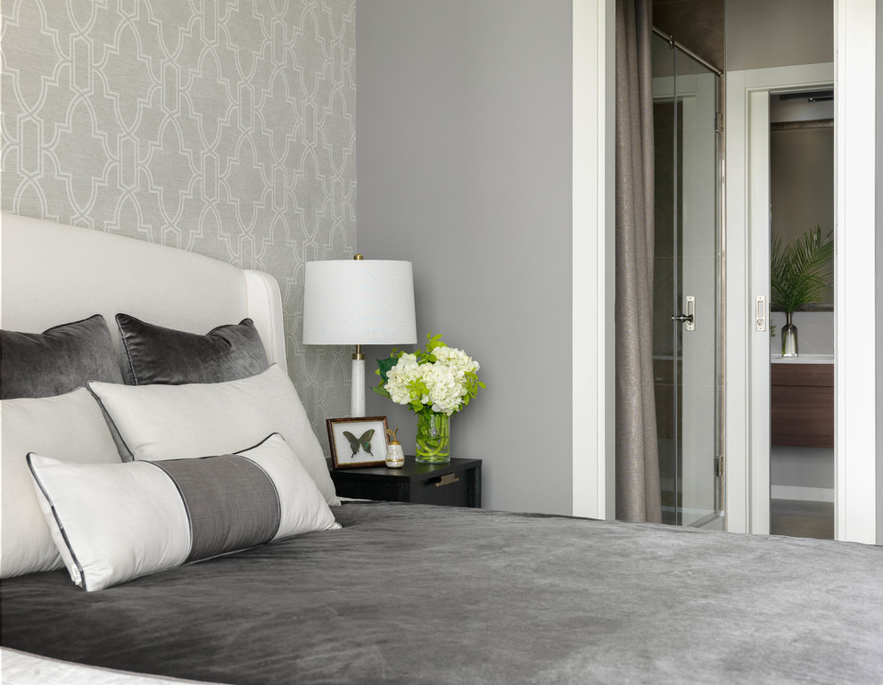 Стильный дизайн: спальня среднего размера в современном стиле с серыми стенами и паркетным полом среднего тона - последний тренд