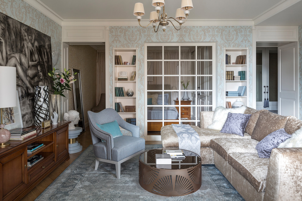 Foto di un piccolo soggiorno eclettico chiuso con pareti beige, pavimento in legno massello medio, pavimento beige e sala formale