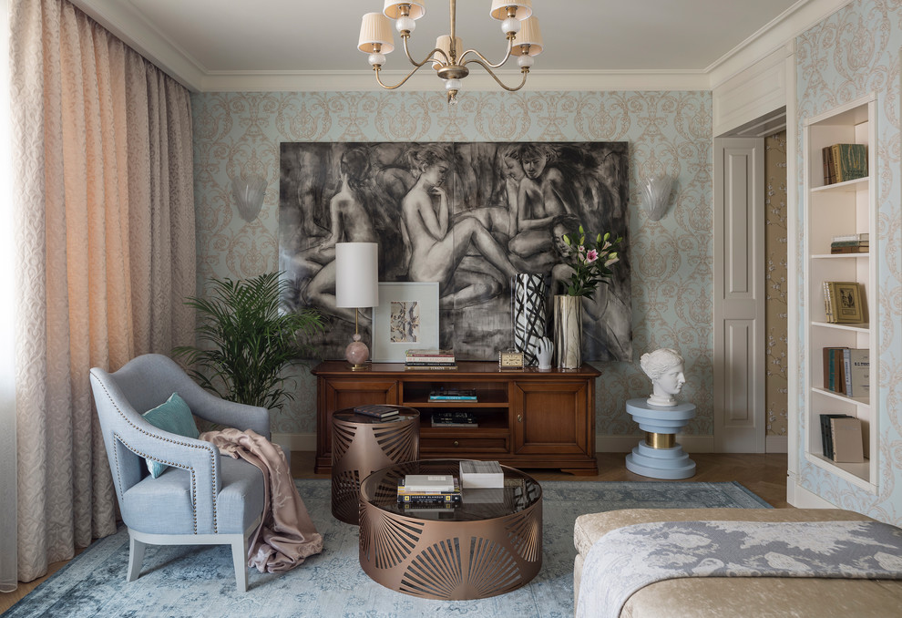 Immagine di un piccolo soggiorno tradizionale chiuso con pareti beige, pavimento in legno massello medio e pavimento beige