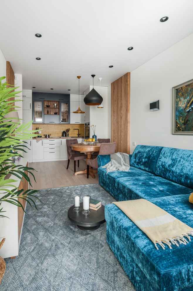 Immagine di un soggiorno minimal di medie dimensioni e aperto con pareti bianche, parquet chiaro e pavimento beige