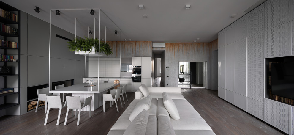 Inredning av ett modernt vardagsrum, med grå väggar och en väggmonterad TV