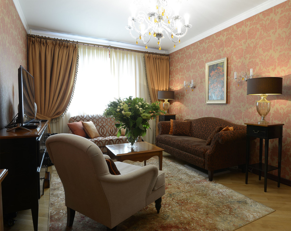 Источник вдохновения для домашнего уюта: изолированная гостиная комната среднего размера в классическом стиле с розовыми стенами, светлым паркетным полом, отдельно стоящим телевизором и желтым полом