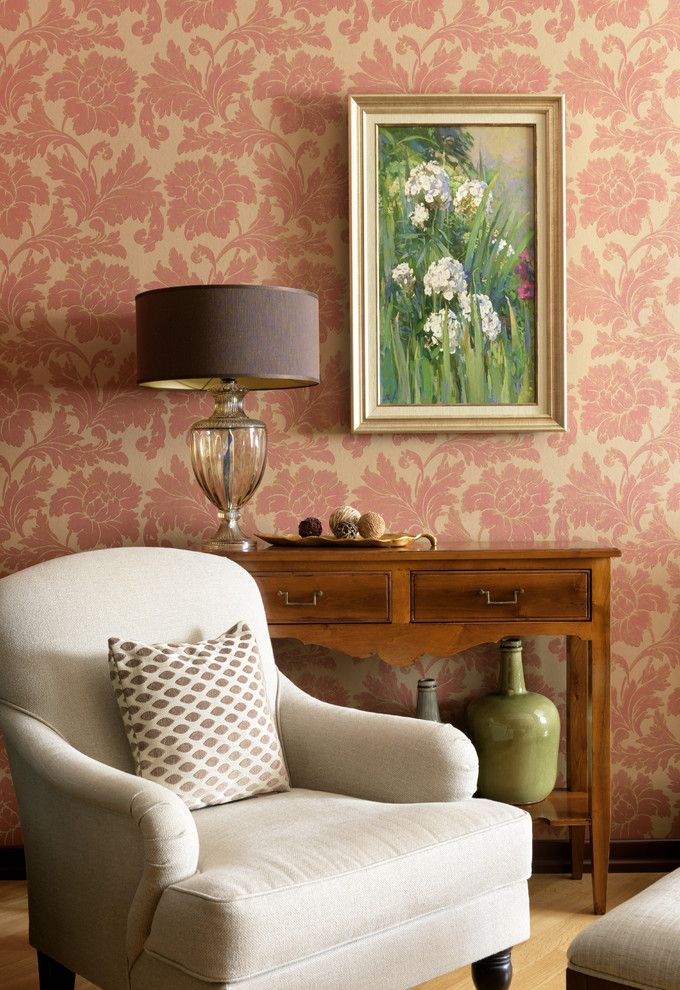 Свежая идея для дизайна: изолированная гостиная комната среднего размера в классическом стиле с розовыми стенами, светлым паркетным полом, отдельно стоящим телевизором и желтым полом - отличное фото интерьера