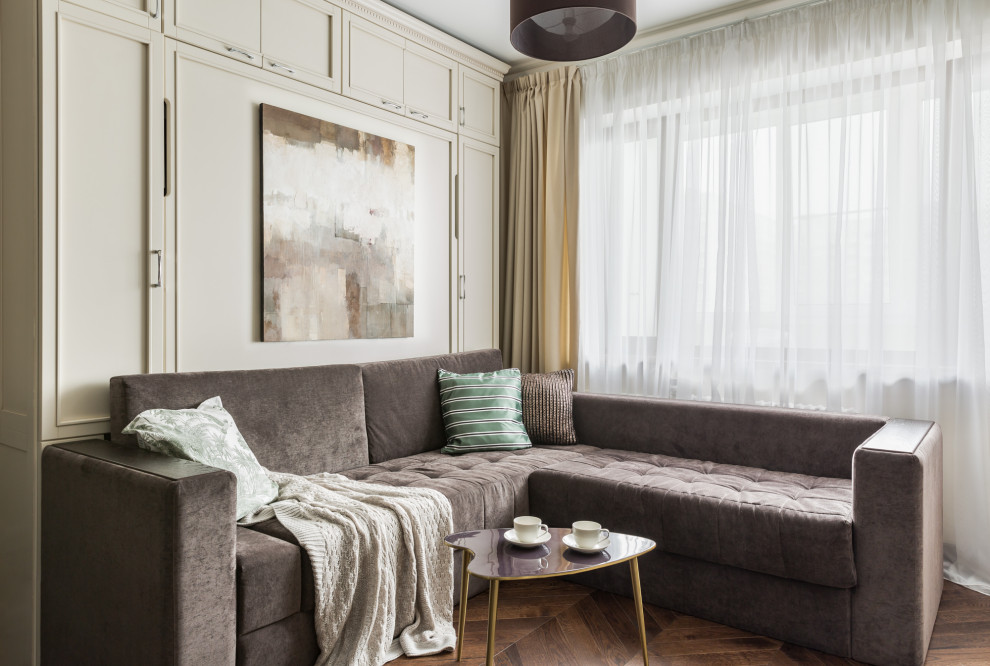 Свежая идея для дизайна: объединенная гостиная комната в стиле неоклассика (современная классика) с паркетным полом среднего тона - отличное фото интерьера