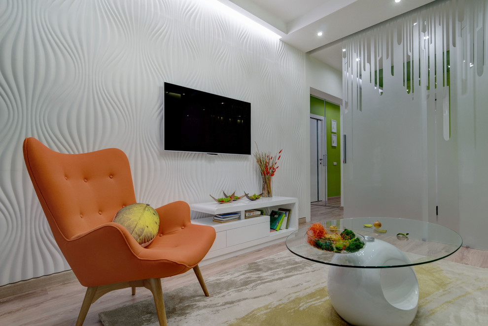 Пример оригинального дизайна: открытая гостиная комната среднего размера в современном стиле с зелеными стенами, полом из ламината, телевизором на стене и тюлем на окнах