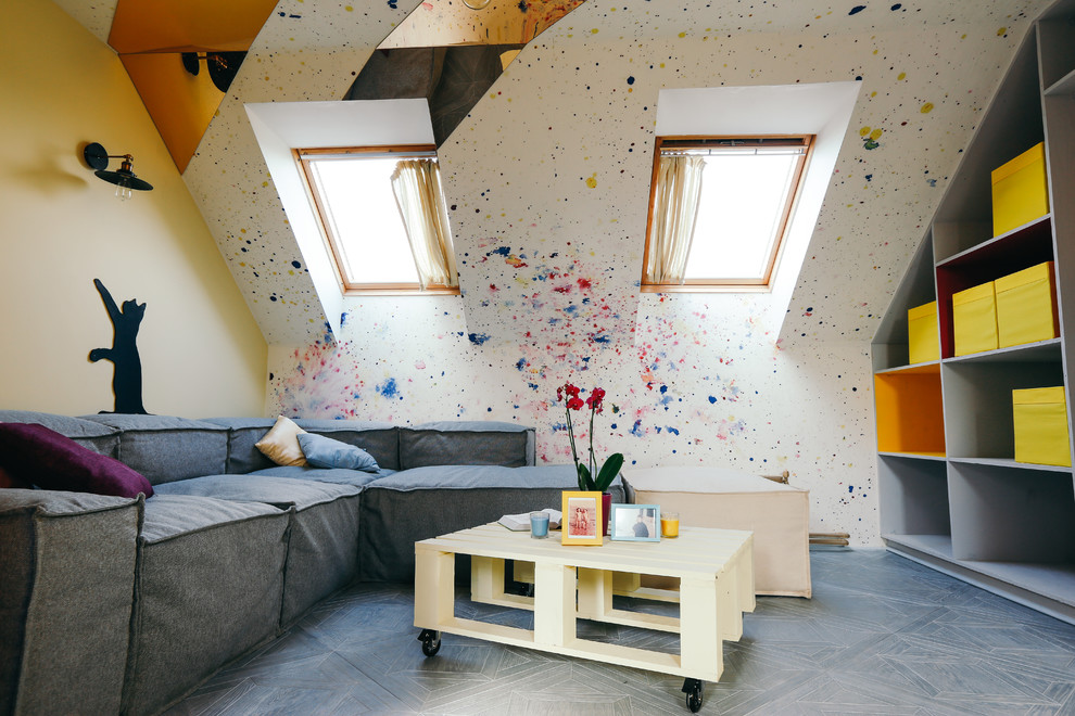 На фото: гостиная комната в современном стиле с разноцветными стенами, паркетным полом среднего тона и серым полом