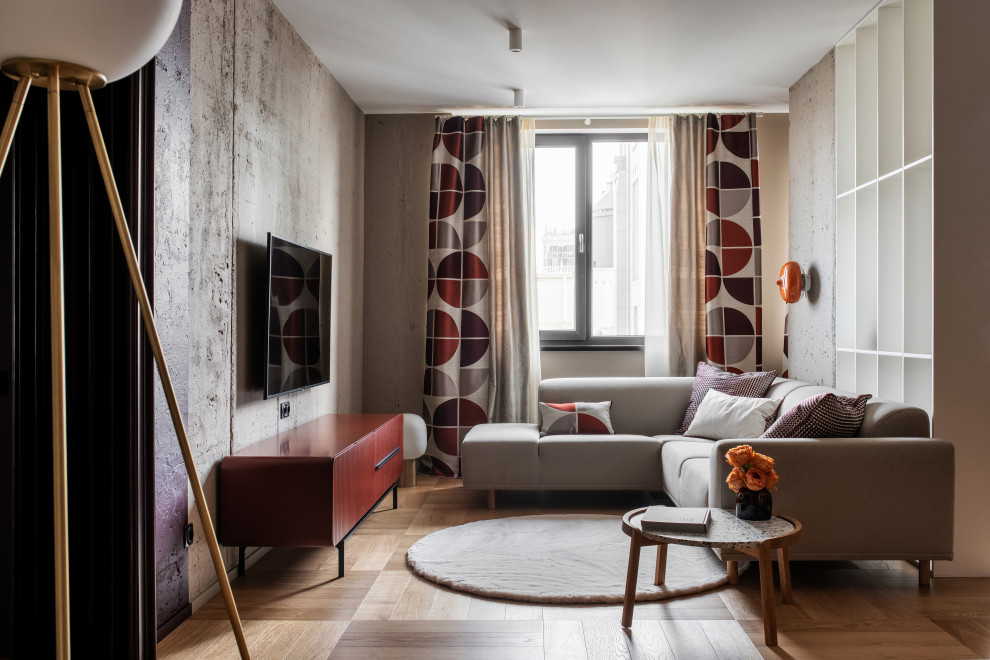 Пример оригинального дизайна: гостиная комната среднего размера в современном стиле с серыми стенами, светлым паркетным полом, телевизором на стене и бежевым полом