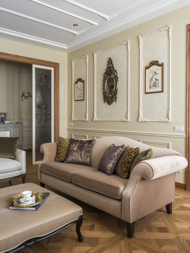 Inspiration pour un salon traditionnel de taille moyenne et ouvert avec un mur beige, un sol en bois brun, aucune cheminée, un téléviseur fixé au mur et un sol jaune.