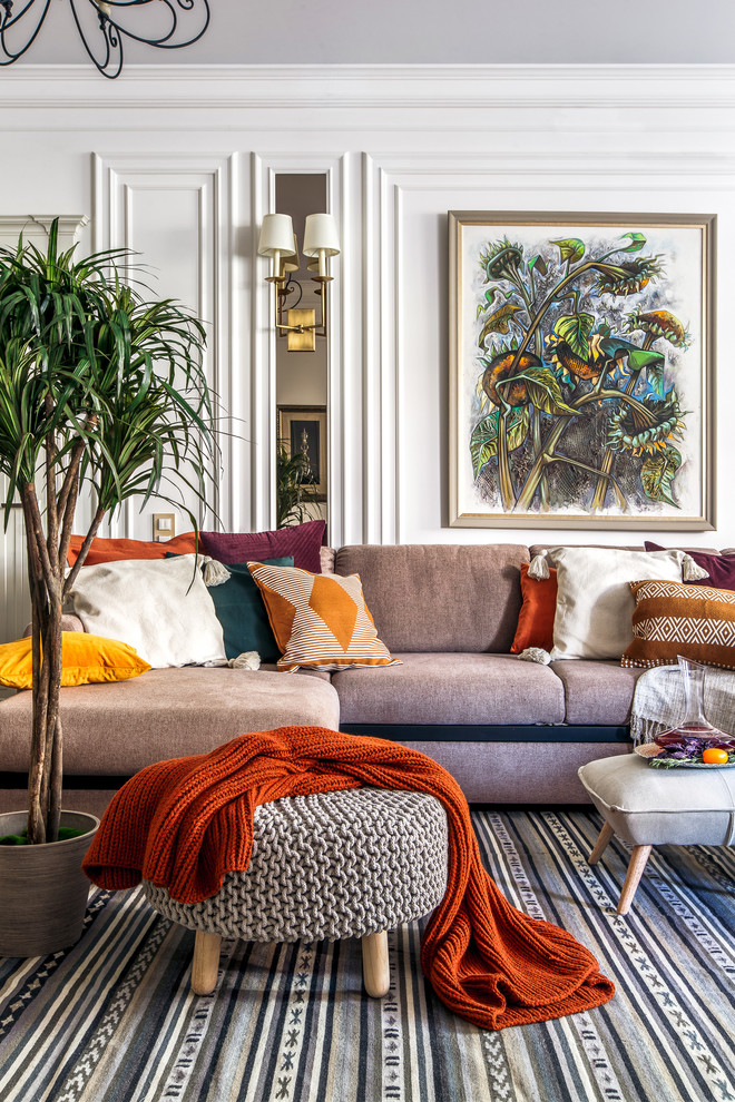 Esempio di un grande soggiorno chic con pareti bianche, pavimento in laminato, TV a parete e pavimento beige