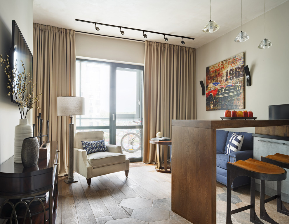 Foto di un soggiorno contemporaneo aperto con pareti beige, pavimento in legno massello medio, TV a parete e pavimento beige