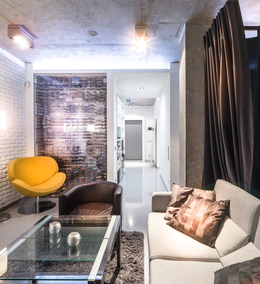 Cette image montre un petit salon design ouvert avec un mur blanc, sol en béton ciré, un téléviseur indépendant et un sol gris.