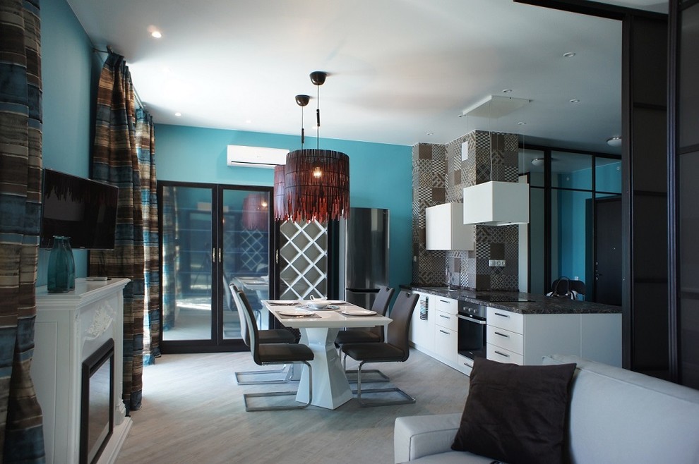 Свежая идея для дизайна: открытая гостиная комната среднего размера в современном стиле с синими стенами, полом из винила, стандартным камином и телевизором на стене - отличное фото интерьера