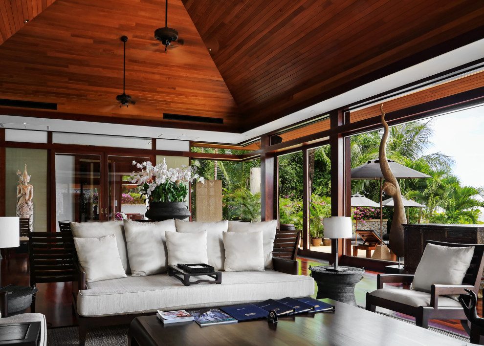 Idee per un soggiorno tropicale aperto con soffitto a volta e soffitto in legno