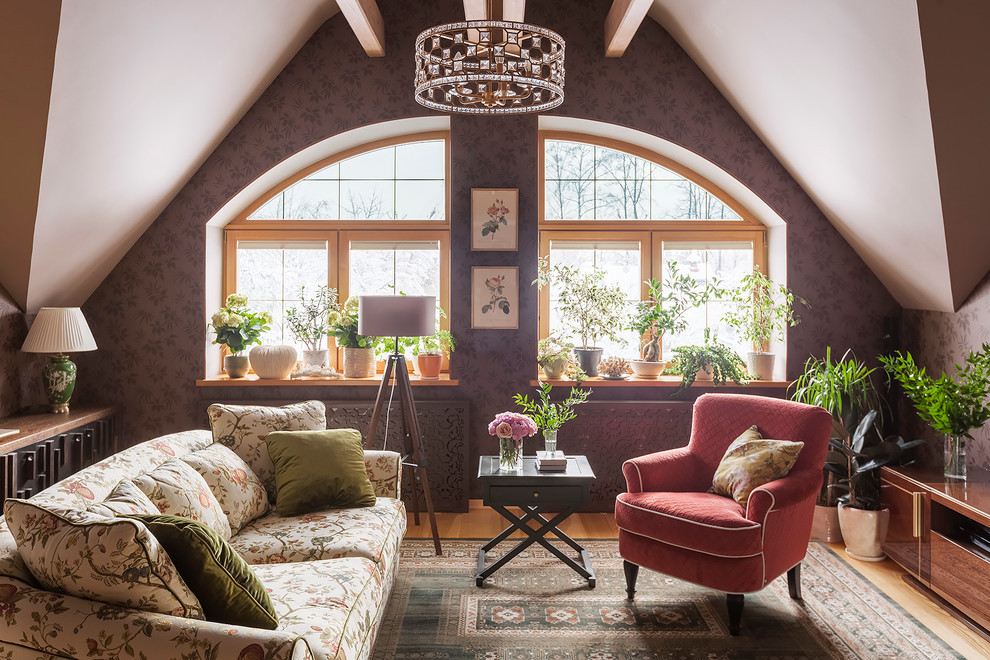 Ispirazione per un soggiorno classico con pareti marroni, pavimento in legno massello medio e pavimento marrone