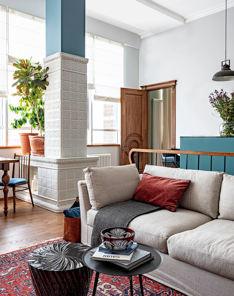 Idee per un soggiorno stile shabby di medie dimensioni con pareti bianche, pavimento in legno massello medio, camino classico e pavimento marrone