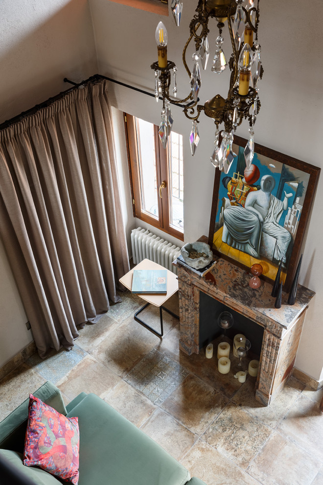 Пример оригинального дизайна: маленькая двухуровневая гостиная комната в средиземноморском стиле с полом из керамогранита, стандартным камином и телевизором на стене для на участке и в саду