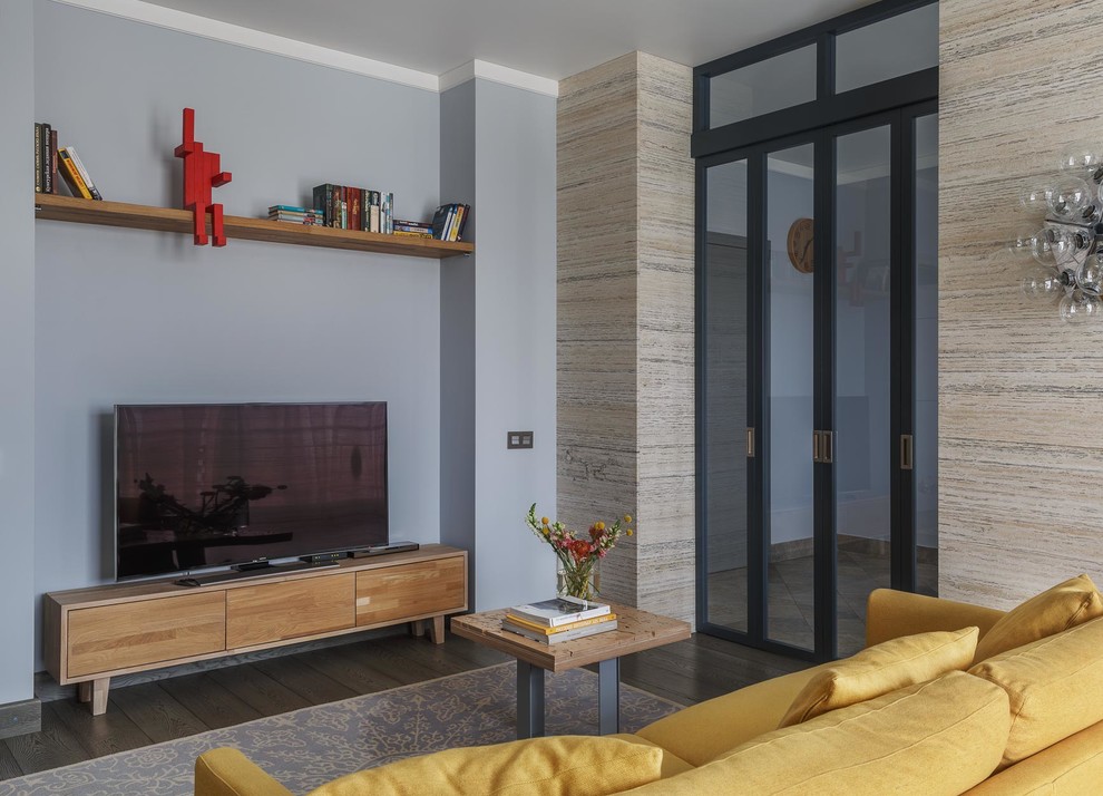 Свежая идея для дизайна: парадная гостиная комната в современном стиле с синими стенами, паркетным полом среднего тона и отдельно стоящим телевизором - отличное фото интерьера