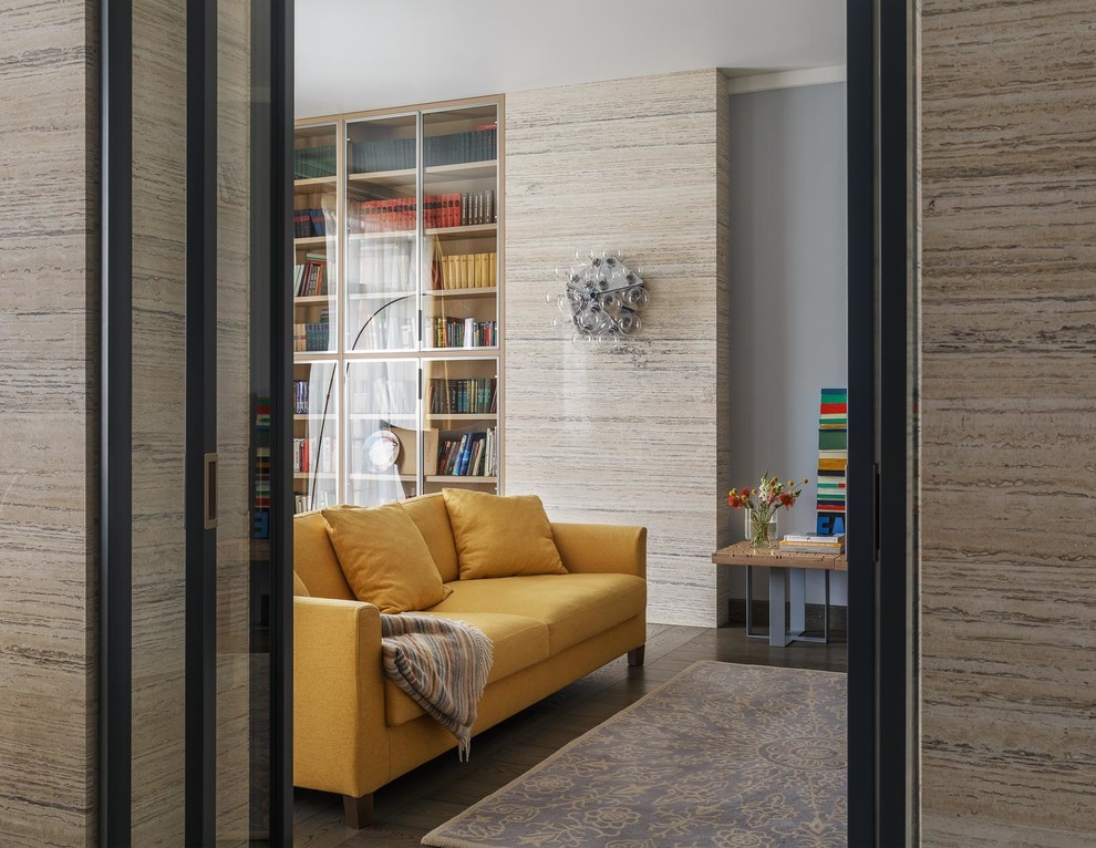 Exemple d'un salon tendance avec une salle de réception, un mur bleu, un sol en bois brun et un téléviseur indépendant.