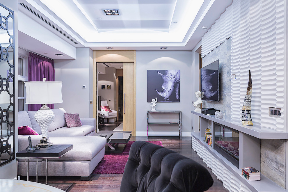 Источник вдохновения для домашнего уюта: парадная, открытая гостиная комната в современном стиле с белыми стенами, темным паркетным полом, горизонтальным камином и телевизором на стене