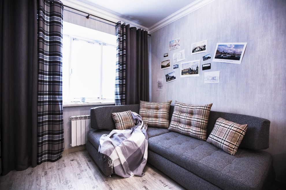 Kleines Industrial Wohnzimmer mit grauer Wandfarbe, Laminat und beigem Boden in Sankt Petersburg