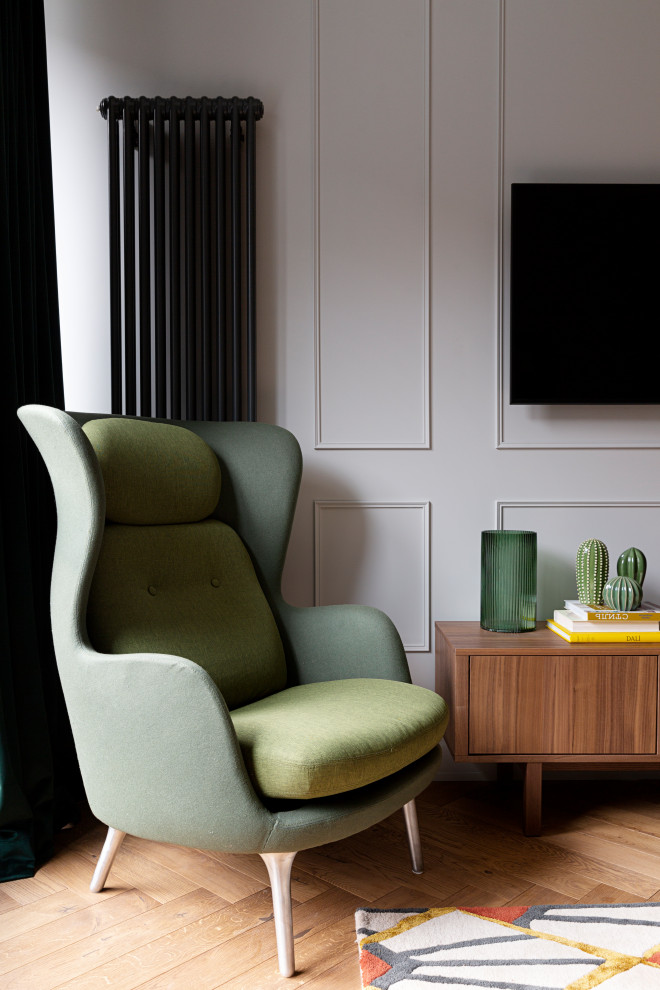 Idee per un piccolo soggiorno chic aperto con pareti grigie, pavimento in legno massello medio, TV a parete e pavimento marrone