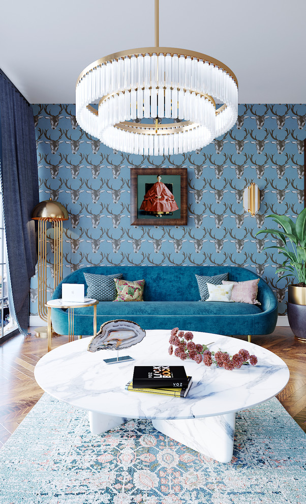 На фото: парадная гостиная комната в стиле неоклассика (современная классика) с разноцветными стенами, паркетным полом среднего тона, синим диваном и красивыми шторами