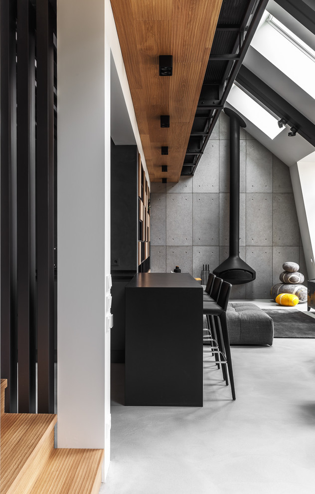 Mittelgroßes, Offenes Modernes Wohnzimmer mit Betonboden, Hängekamin, Kaminumrandung aus Metall, grauem Boden und grauer Wandfarbe in Moskau