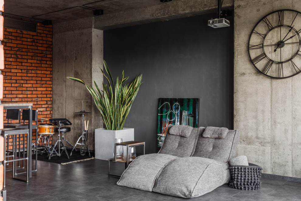 Cette image montre un salon urbain de taille moyenne et ouvert avec un bar de salon, un mur gris, un sol en vinyl, un téléviseur fixé au mur, un sol gris et un mur en parement de brique.
