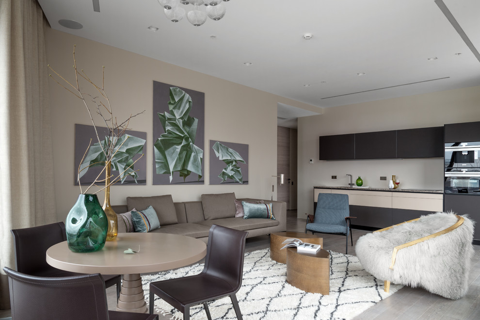 Стильный дизайн: парадная, открытая гостиная комната среднего размера в современном стиле с бежевыми стенами, светлым паркетным полом и серым полом - последний тренд