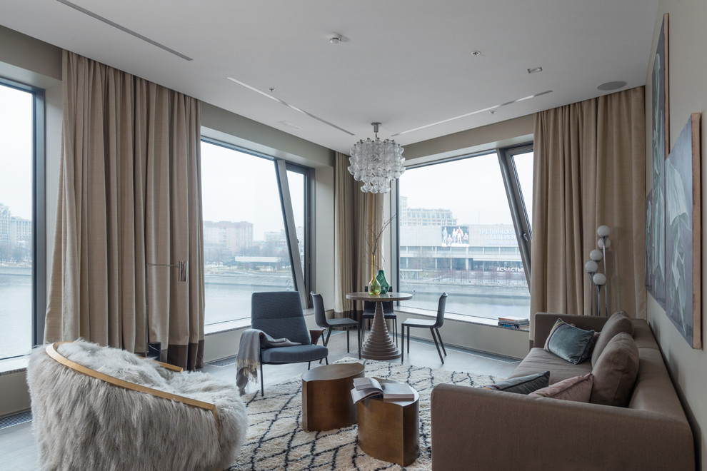 Immagine di un soggiorno minimal di medie dimensioni e aperto con sala formale, pareti beige e parquet chiaro