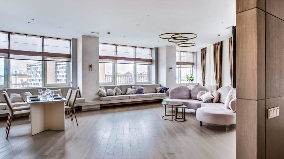 Großes, Offenes Modernes Wohnzimmer mit beiger Wandfarbe, braunem Holzboden und braunem Boden in Moskau