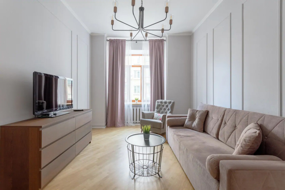 На фото: гостиная комната среднего размера в стиле неоклассика (современная классика) с серыми стенами, паркетным полом среднего тона, бежевым полом и обоями на стенах с