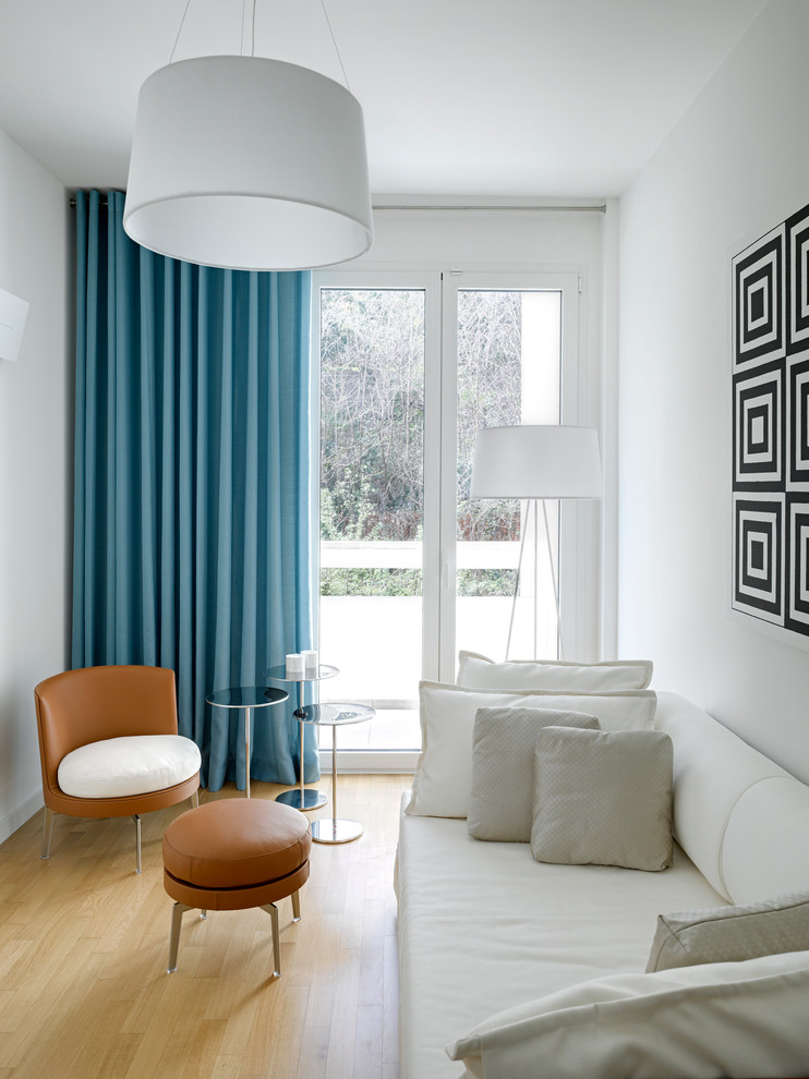 Idée de décoration pour une salle de séjour minimaliste avec un mur blanc et aucun téléviseur.