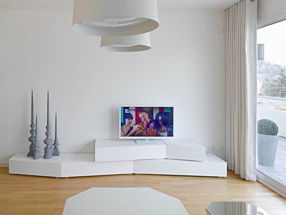 Foto di un grande soggiorno minimalista aperto con sala formale, pareti bianche, parquet chiaro e TV autoportante