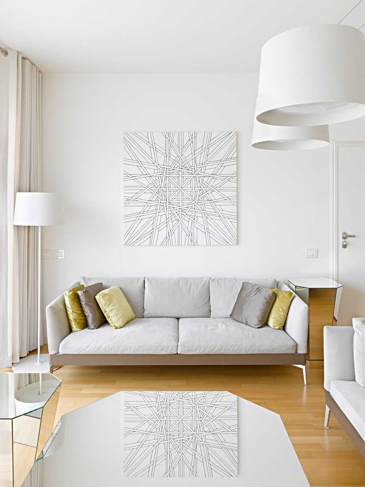 Immagine di un soggiorno minimal di medie dimensioni con pareti bianche e pavimento in legno massello medio