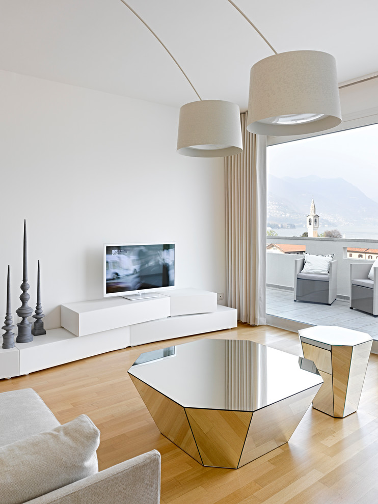 Идея дизайна: гостиная комната среднего размера в современном стиле с белыми стенами, паркетным полом среднего тона и отдельно стоящим телевизором